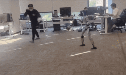 机器人拟人化革命：从机械骨架到仿生躯体的技术突破-金坦汽车资讯