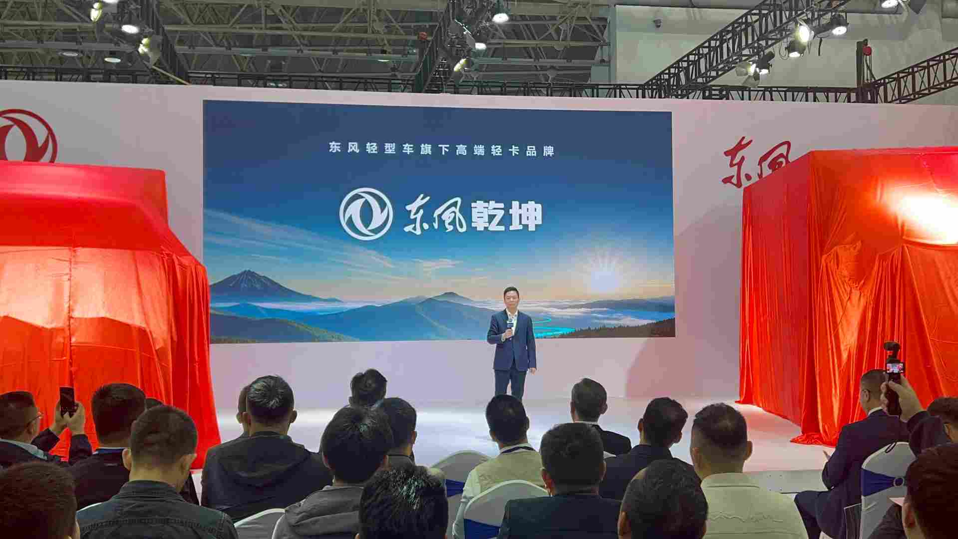 2025商用车展引领新能源转型与智能化升级-云溯流金坦汽车资讯