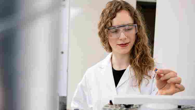 德国科学家把农业废料转化为塑料 用于医疗产品和汽车零部件制造