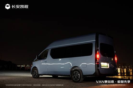 重庆无人机光影秀诠释时空之门 数智轻客开启未来出行-金坦汽车资讯