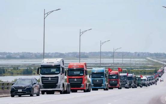 开门红!中国重汽2026年首月重卡出口16000辆 开门红!中国重汽2026年首月重卡出口16000辆