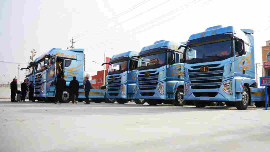 一个村30台鹰途重卡！解放实力扎根边疆 守护卡友创富路