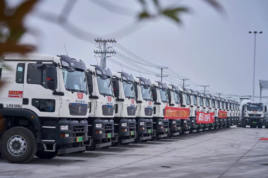 中国重汽豪沃重卡批量交付，赋能全场景运输高质量发展