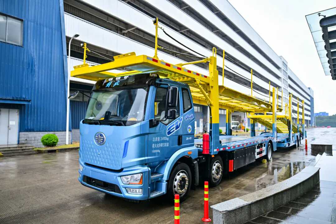 一汽解放行业首款纯电动轿运车批量交付上海用户