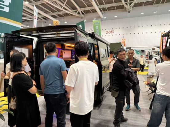 畅享户外 中国重汽轻型汽车实力亮相广州房车展
